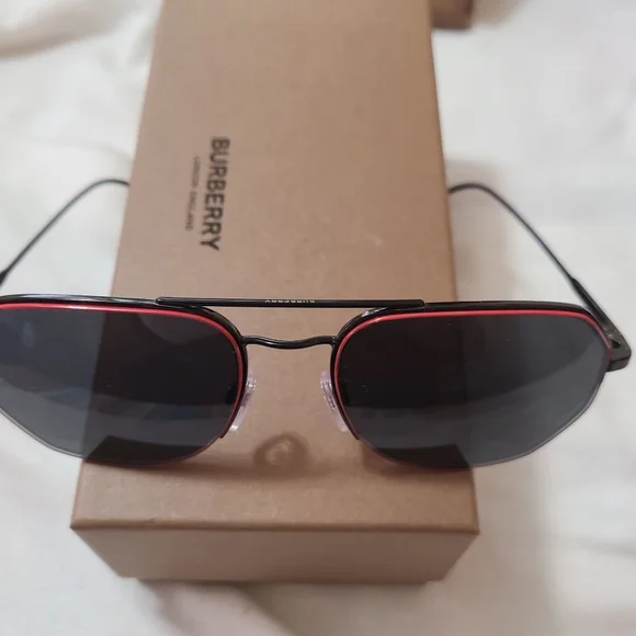☆☆GIFTED☆☆ Burberry aviator sunglasses with case. - Picture 2 of 13